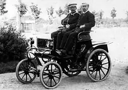 Heinrich Opel und Werkmeister Sedlacek (am Steuer) auf einem Opel-Patentmotorwagen im Jahr 1899
