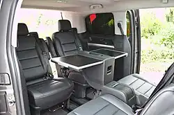 Die zweite Sitzreihe kann auch entgegen der Fahrtrichtung gedreht werden