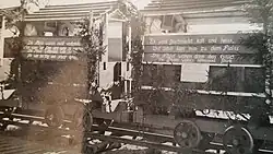 Mit Propaganda-Parolen beschrifteter Bauzug bei der Eröffnung der Lunde-Bahn am 19. April 1943[Anm. 2]