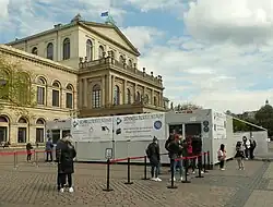 Teststation vor dem Opernhaus Hannover, 2021