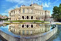 Spiegelbild im Wasserbassin