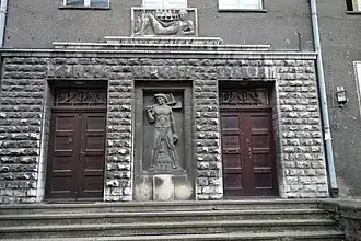 Eingang mit Fassadendekoration