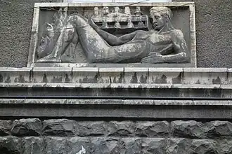 Gebäude eines ehemaligen Zementkartells / Fassadendekoration