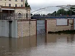Geschlossene Hochwasserschutzwand in Oppeln im Mai 2010