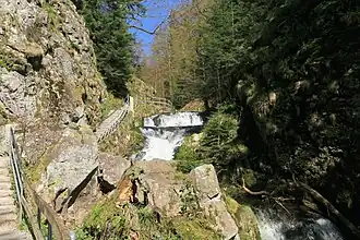 Die oberen Wasserfälle mit dem Wasserfallweg (links)