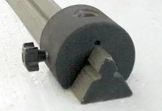 Optische Bank im sogenannten Normal-, Dreikant- oder Zeiss-Profil, welches in der ersten Hälfte des 20. Jahrhunderts entwickelt wurde und bis heute in Schulen und Universitäten Verwendung findet.