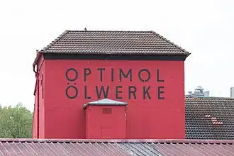 Turm mit historischem Firmensignet