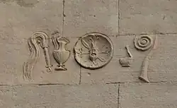 Kultgeräte auf der oberen Attika