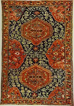 Linkes Bild: Medaillon-Uşak-Teppich Rechtes Bild: Weißgrundiger Selendi-Teppich, Museum für türkische und islamische Kunst