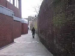 Der Innenhof des zweiten Marshalsea 2007, damals unter dem Namen Angel Place; das Gebäude auf der linken Seite ist eine öffentliche Bibliothek