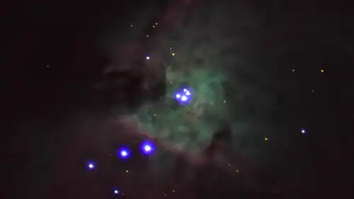 Der offene Sternhaufen Trapez aufgenommen am 5.&nbsp;Februar 2023 bei Vollmond im Orionnebel. Nachgeführte Aufnahme im sichtbaren Lichtspektrum. Belichtungszeit = 30&nbsp;Sekunden, Belichtungsindex = ISO&nbsp;800, Pixelgröße = 4,7&nbsp;μm.