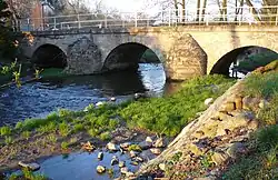 Mittelalterliche Steinbogenbrücke über die Orla