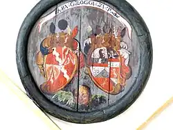 Wappen derer von Zinzen­dorf (rechts), auf dem Toten­schild der Gräfin Amalia Regina von Zinzen­dorf