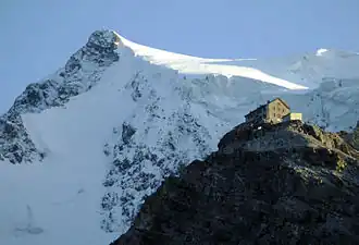 Payerhütte, im Hintergrund der Ortler