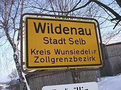 Vor 1980/81 hergestellte Ortstafel des Teilorts Wildenau (Selb)