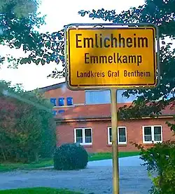 Deutsch-niederdeutsche Ortstafel in Emlichheim (Grafschaft Bentheim)