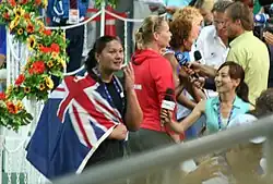 Weltmeisterin Valerie Vili (mit Fahne), dahinter Nadine Kleinert (roter&nbsp;Pulli)