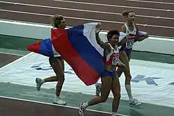 Die drei russischen Me­dail­len­ge­win­ne­rin­nen auf einer Ehren­runde (v.&nbsp;l.&nbsp;n.&nbsp;r.): Ljudmila Koltschanowa, Tatjana Lebedewa, Tatjana&nbsp;Kotowa