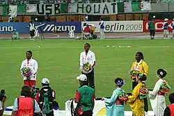 Die Medaillengewinnerinnen mit Blumen bei der&nbsp;Siegerehrung