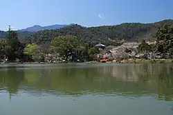 Ōsawa-no-ike (大沢池), der Teich ist Teil des ältesten künstlich angelegten Gartens in Japan.
