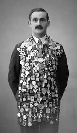 Oscar Mathisen mit allen errungenen Medaillen