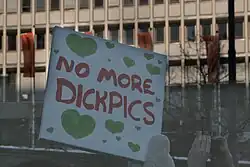 Schild auf dem Frauenmarsch 2018 in Oslo mit der Aufschrift "No More Dickpics".