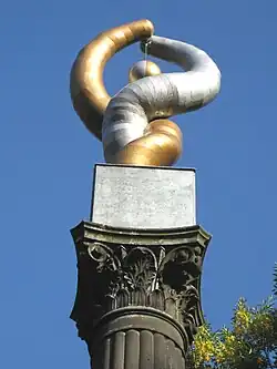 Die Skulptur Die schützende Torsion auf dem Ehrenmal auf dem Straßburger Platz