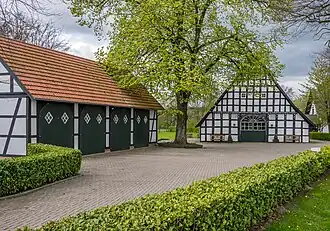 Fassadengliederung: Historischer Giebel (Bauernhof Ostercappeln) mit Dielentor