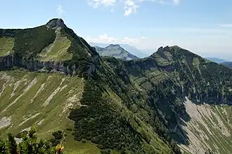 Gruberhorn (links, mit Ostgrat) und Regenspitz (rechts) vom Gennerhorn