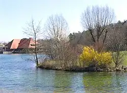 Gaststätte mit Biergarten im Hintergrund