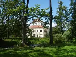 frühbarockes Lustschloss „Weißes Schloss“ (1673 bis 1679), Außenfassade aber im Stile des Manierismus (Spätrenaissance), in Ostrov nad Ohří, Tschechien