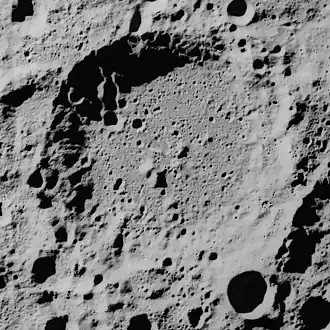Aufgenommen von Apollo 16 (Norden ist rechts oben; rechts unten im Bild ist der Krater Recht mit einem Durchmesser von 20 km)