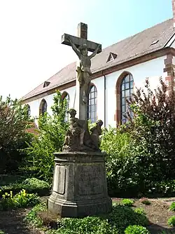 Ehemaliges Friedhofskreuz im Kirchhof, bez. 1747