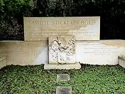Otto Jsler-Stickelberger (1910–1992), Chemiker in der F. Hoffmann-La Roche AG, über 100 wissenschaftl. Publikationen und Patente. Ehrendoktorate der Univ. Amsterdam 1971 und Basel, Grab auf dem Friedhof Hörnli, Riehen, Basel-Stadt