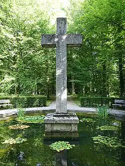 Otto Meyer (1879–1943) Bildhauer, Kunstpädagoge. Steinkreuz im Waldfriedhof Rheinfelden (AG)