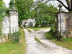 Zufahrt zum ehemaligen Schloss