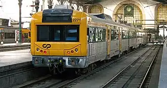 Triebwagen 2271 des Typs CP–2240 im Bahnhof Porto São Bento