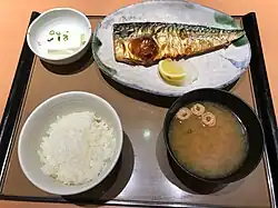 Daikon (gerieben, unter dem Fisch) zum Fisch, Reis und Suppe, Tokio 2018
