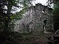 Ruine eines Pauliner-Klosters, östlich der Stadt im Wald gelegen