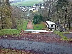 Blick auf Pöhla von unterhalb des Schanzentischs