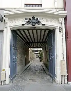 Eingang zum Cour des Trois-Frères (Nr. 81–83)