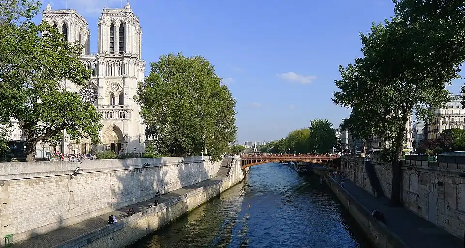 Pont au Double verbindet das 4. Arrondissement auf der Höhe des Vorplatzes der Kathedrale Notre-Dame de Paris im 5. Arrondissement (rechts).