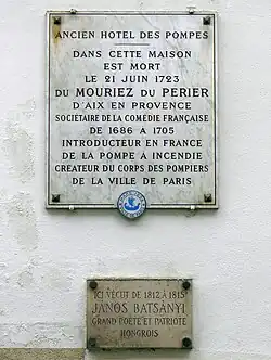 Nr. 30: links das Hôtel des Pompes, rechts die Gedenktafeln.