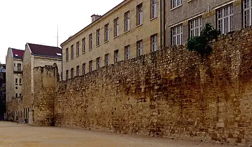 Der längste erhaltene Teil der Stadtmauer aus einem näheren Blickwinkel.