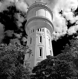 Wasserturm auf dem Hügel von Montmartre