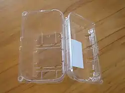 Filmscharnier an einer PET-Box