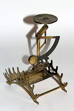 Federträger mit Briefwaage, um 1905