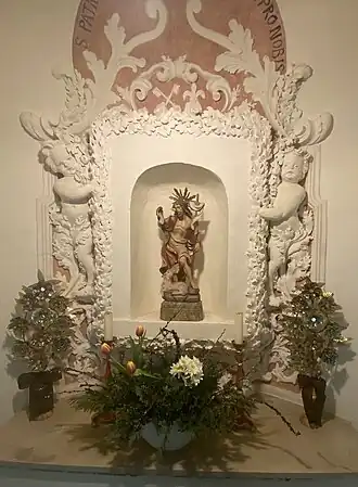 Nahaufnahme: Johannes der Täufer in der Figurennische des Altars (2021)