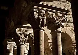 Kapitell im Vordergrund mit der Darstellung der Heimsuchung