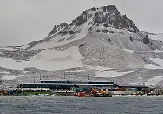 Der Fergusion-Gletscher in einem Kar zwischen der brasilianischen Estação Antártica Comandante Ferraz (vorne) und dem Gipfel des Flagstaff Hill auf der Keller-Halbinsel